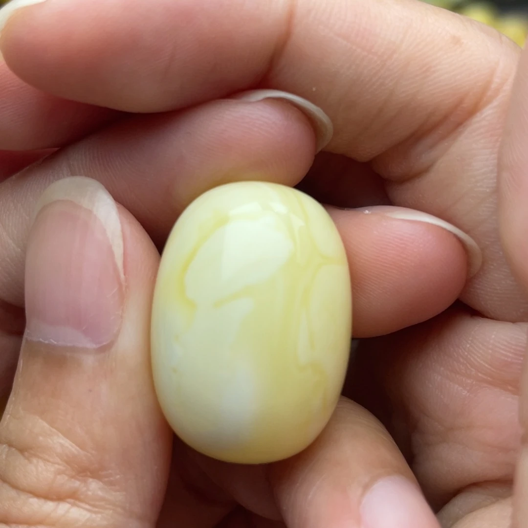 琥珀未镶嵌颈饰浓蜡瓷白妖花