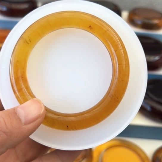 琥珀手镯未镶嵌金棕55圈口圆条手镯