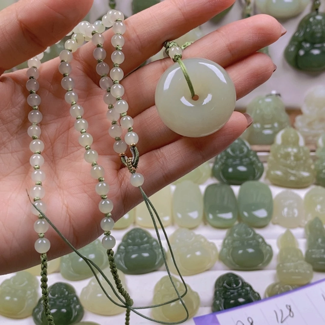 天***勤和田玉未镶嵌颈饰