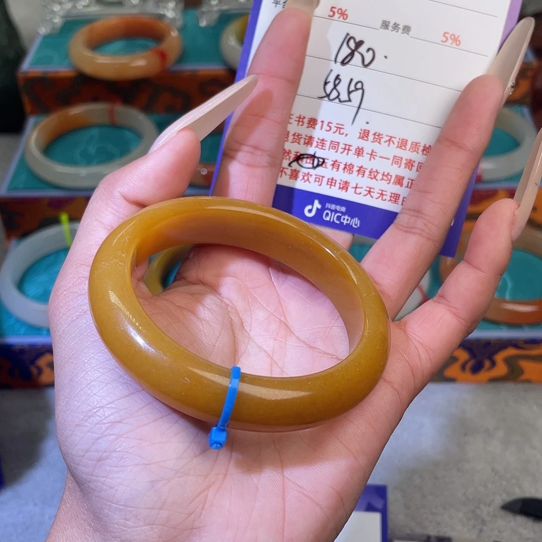 未镶嵌石英质玉（黄龙玉）手镯