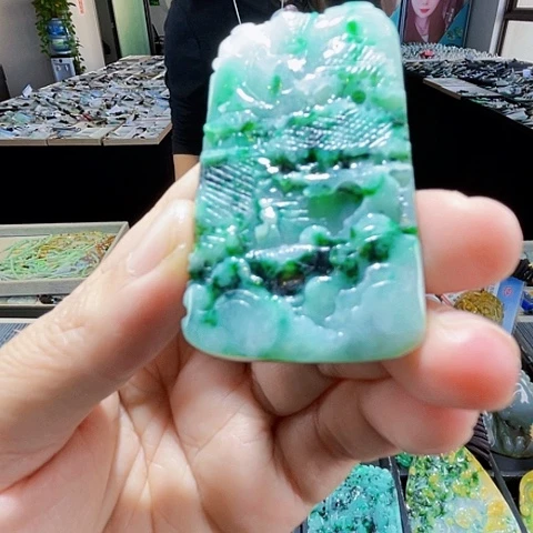 翡翠未镶嵌颈饰一个