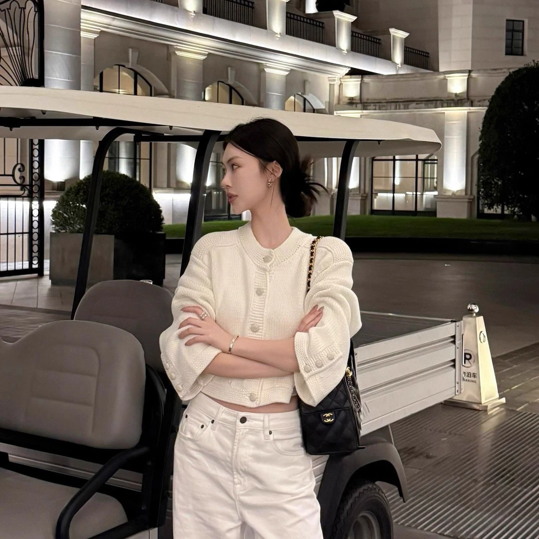 高级感小香风白色针织开衫女秋季短款毛衣外套韩系穿搭复古上衣