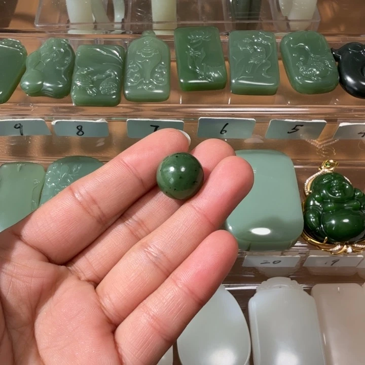 和田玉颈饰未镶嵌牛**鱼俄碧七号矿菠菜绿15mm+转运珠黑点