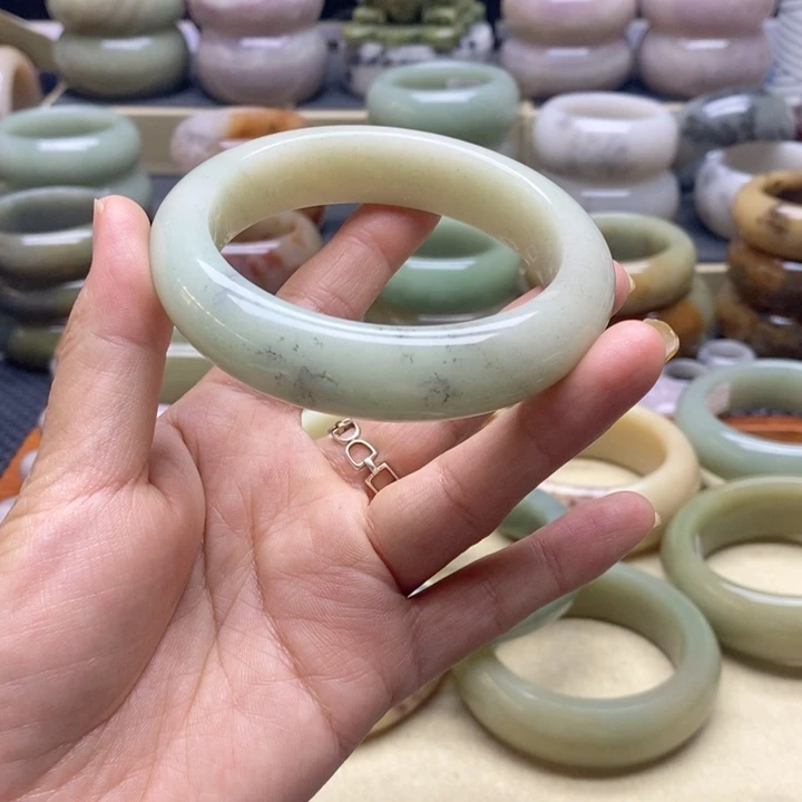 石英岩玉未镶嵌手镯