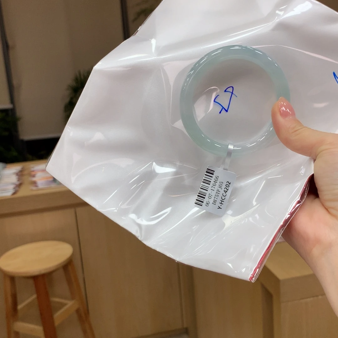 翡翠手镯未镶嵌不退不换