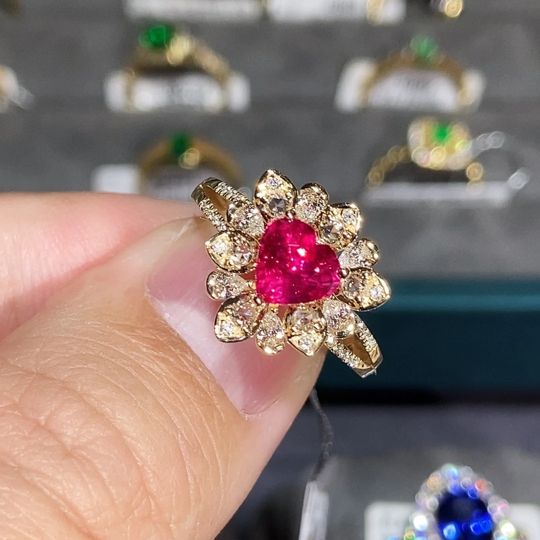 18K金镶嵌红宝石戒指1.09克拉