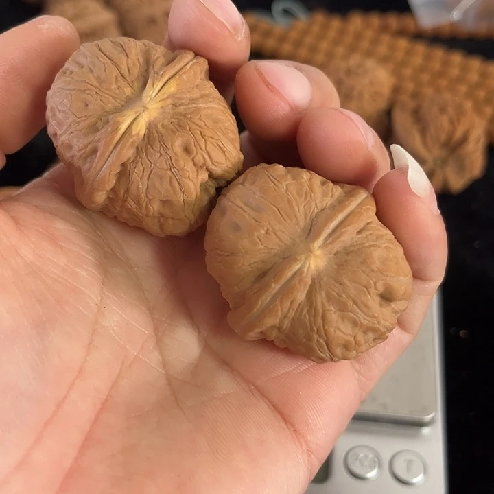 文玩核桃把件边37肚40左右瑕疵元宝，编号024