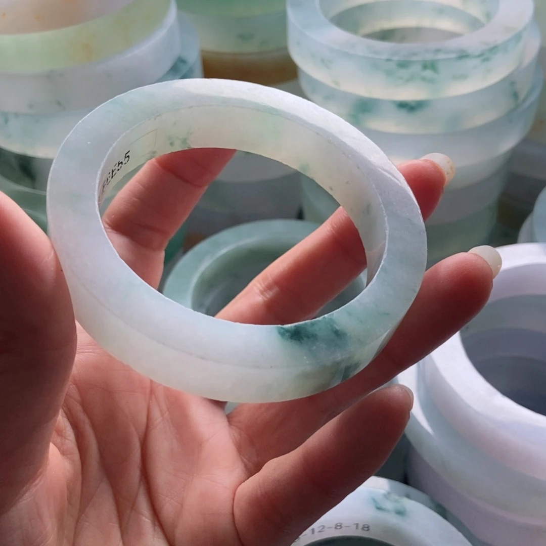 翡翠挂件未镶嵌翡翠手镯