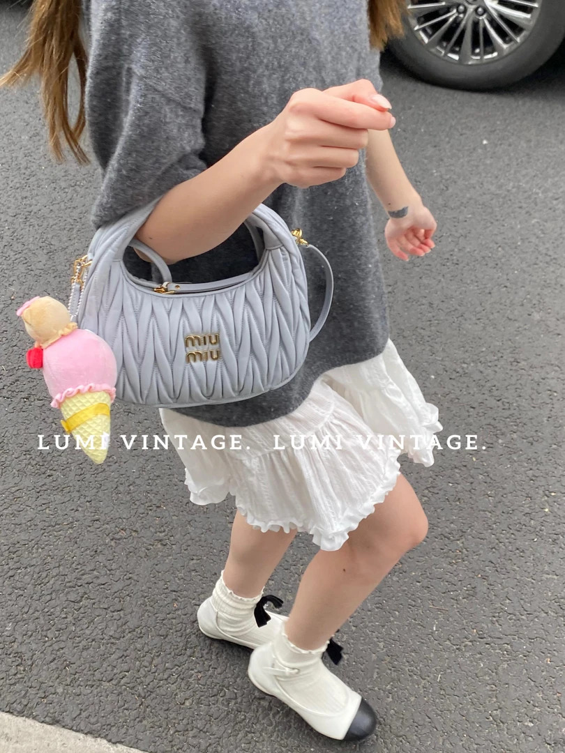 95新 MIU MIU/缪缪 婴儿蓝褶皱羊皮小号wander单肩包58394514