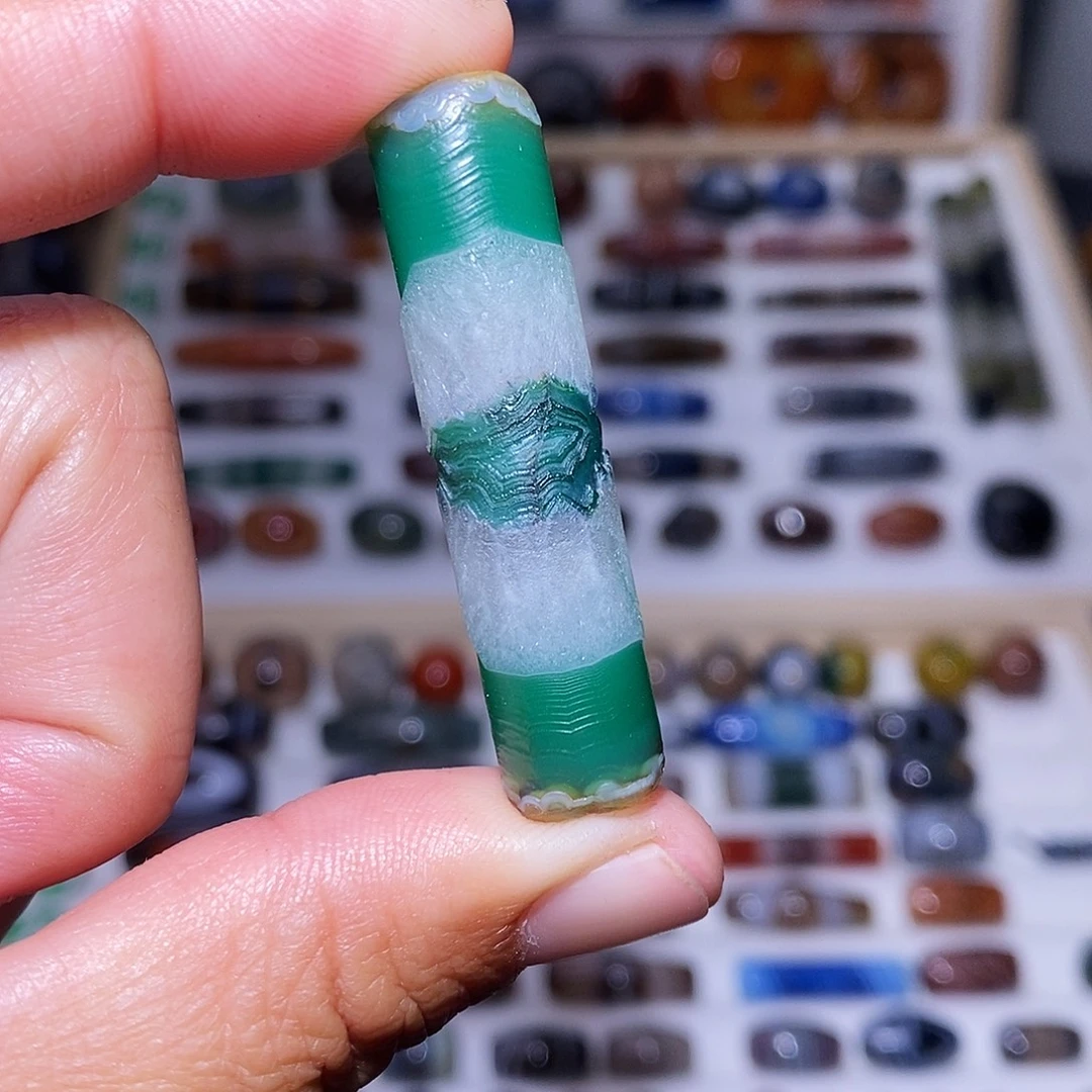 琥珀未镶嵌吊坠…….