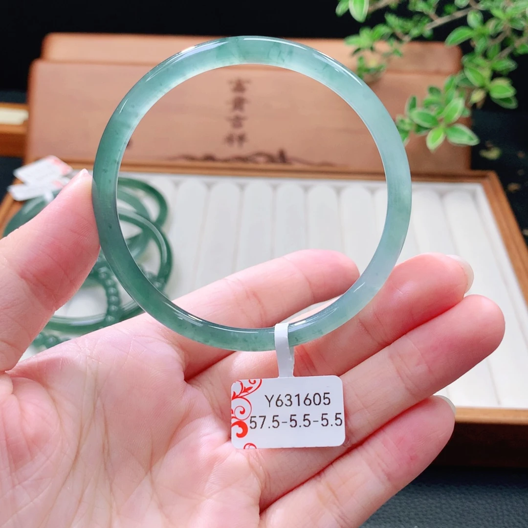 翡翠未镶嵌手镯（圆镯）