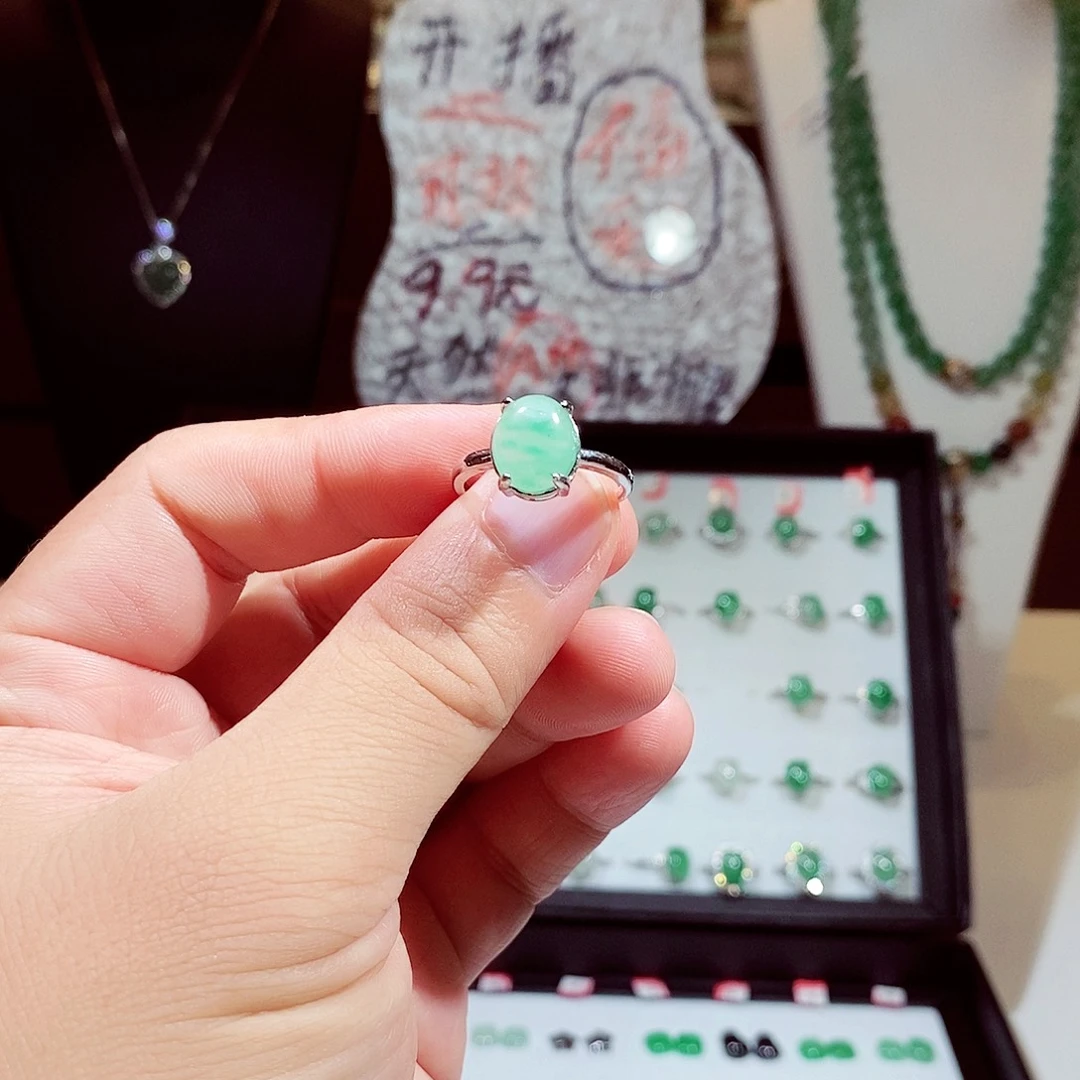小****石英质玉（非洲翠）未镶嵌耳钉
