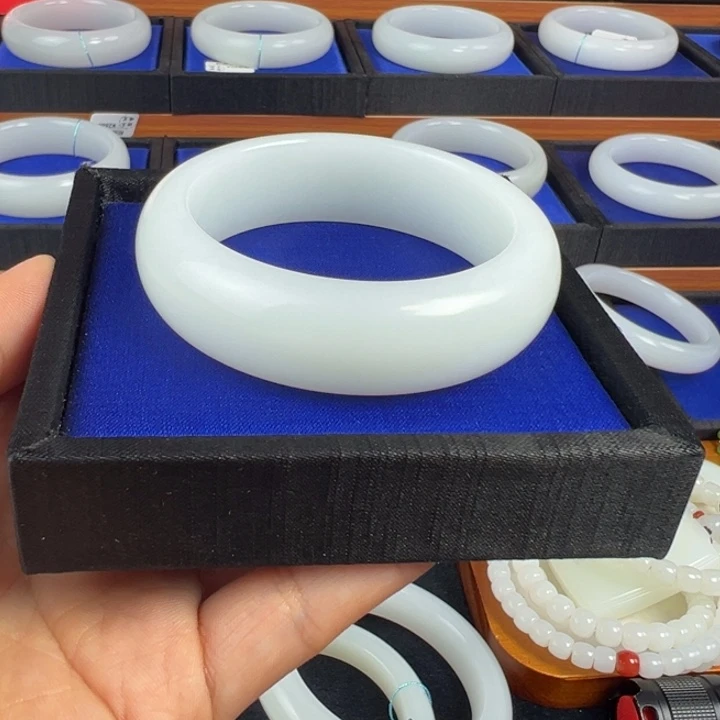 唐***唐和田玉未镶嵌手镯