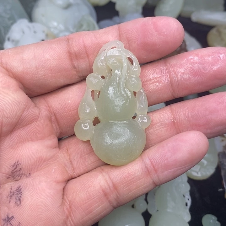 和田玉未镶嵌吊坠(赠链)