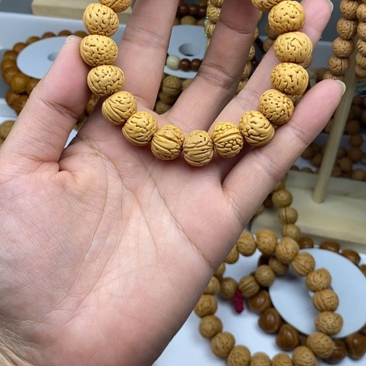 老****桃核吊坠纽扣手串