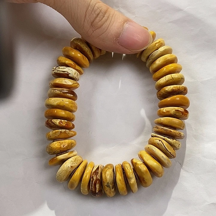 琥珀未镶嵌颈饰多人