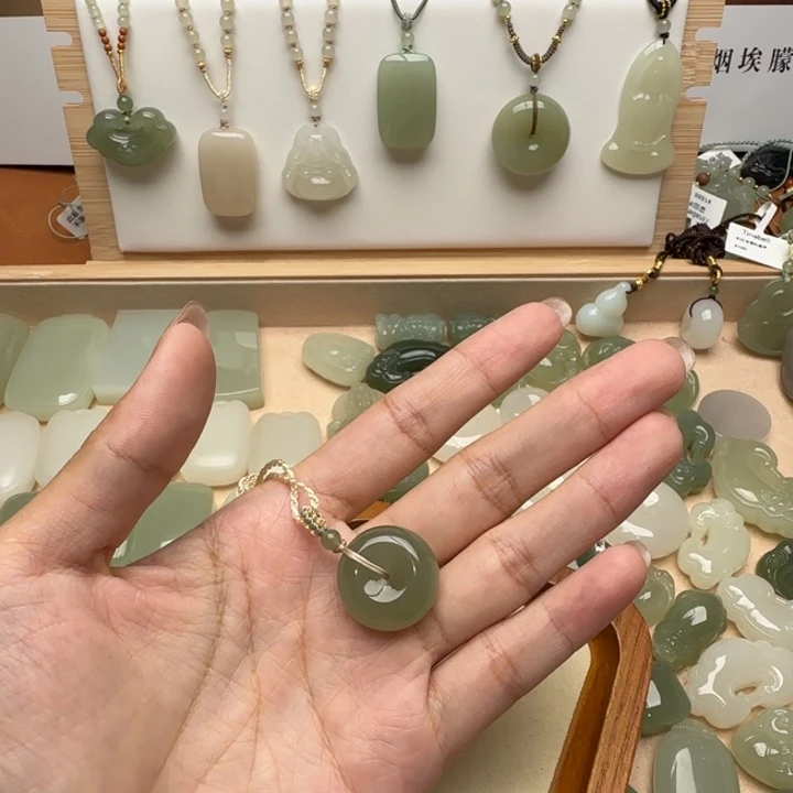 。***。颈饰未镶嵌和田玉