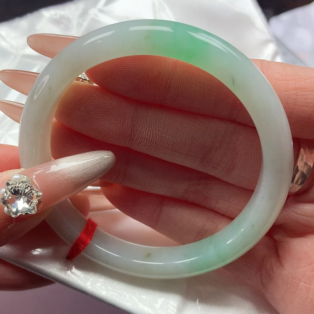 翡翠手镯未镶嵌56圈