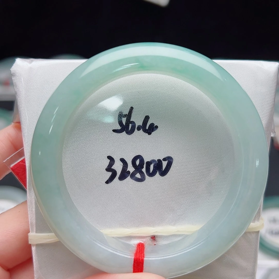 翡翠手镯未镶嵌翡翠