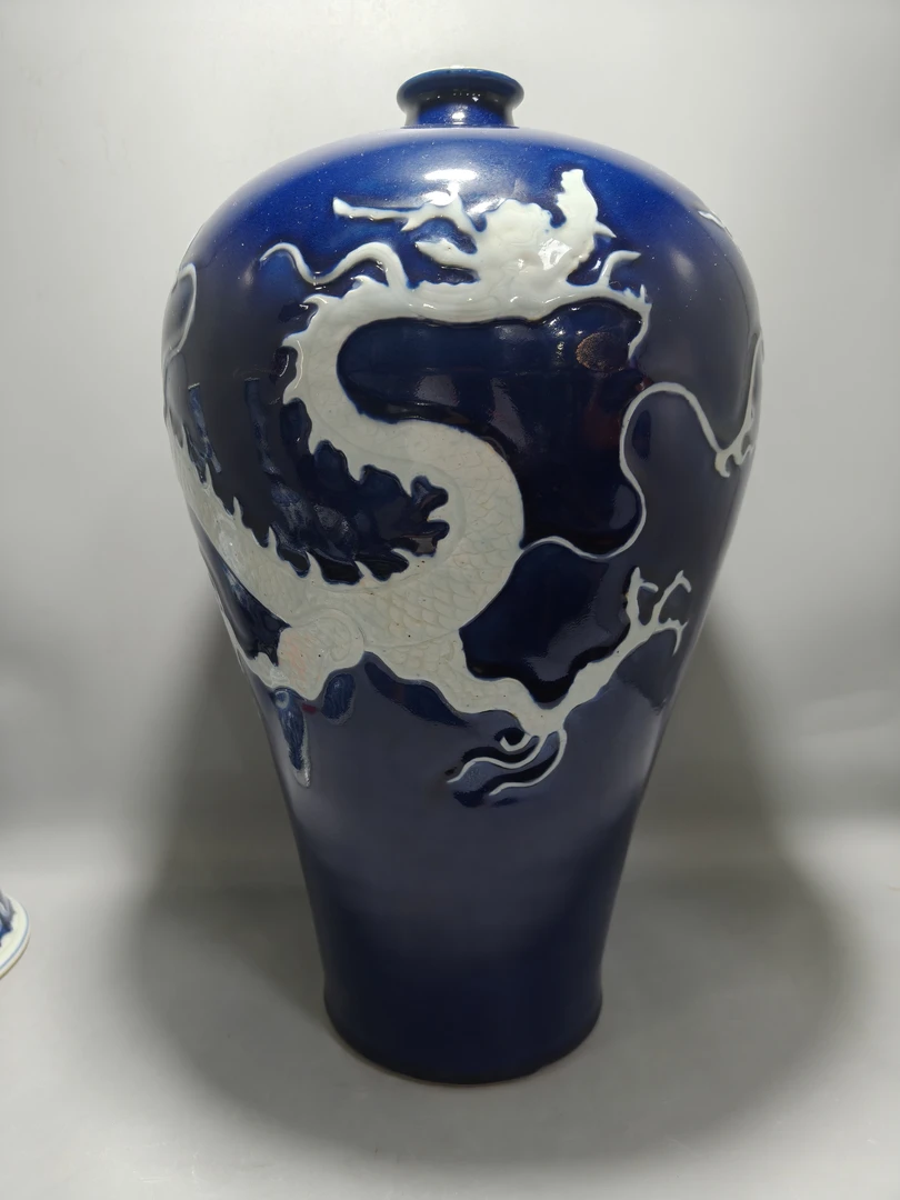 霁蓝龙纹祭蓝白龙梅瓶