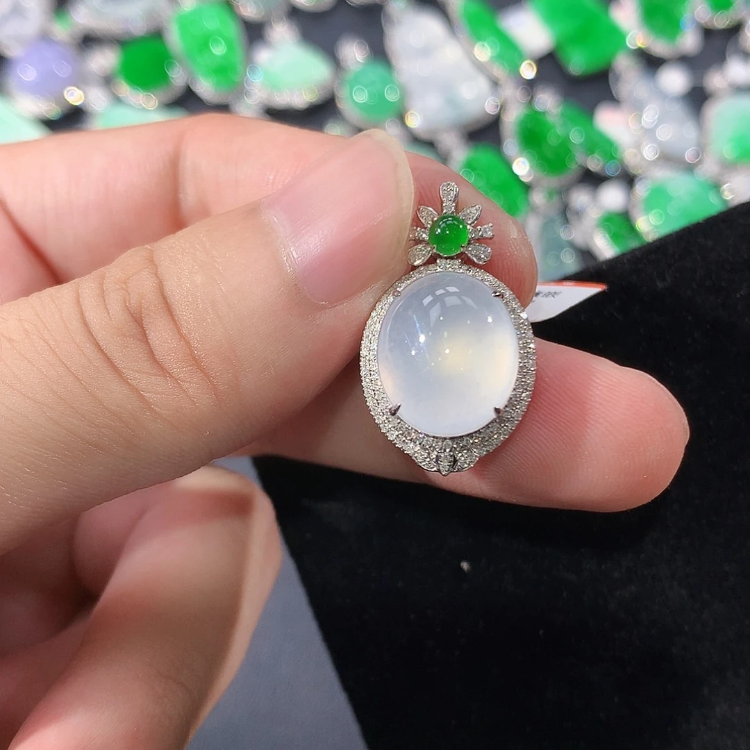 翡翠18K金镶嵌颈饰