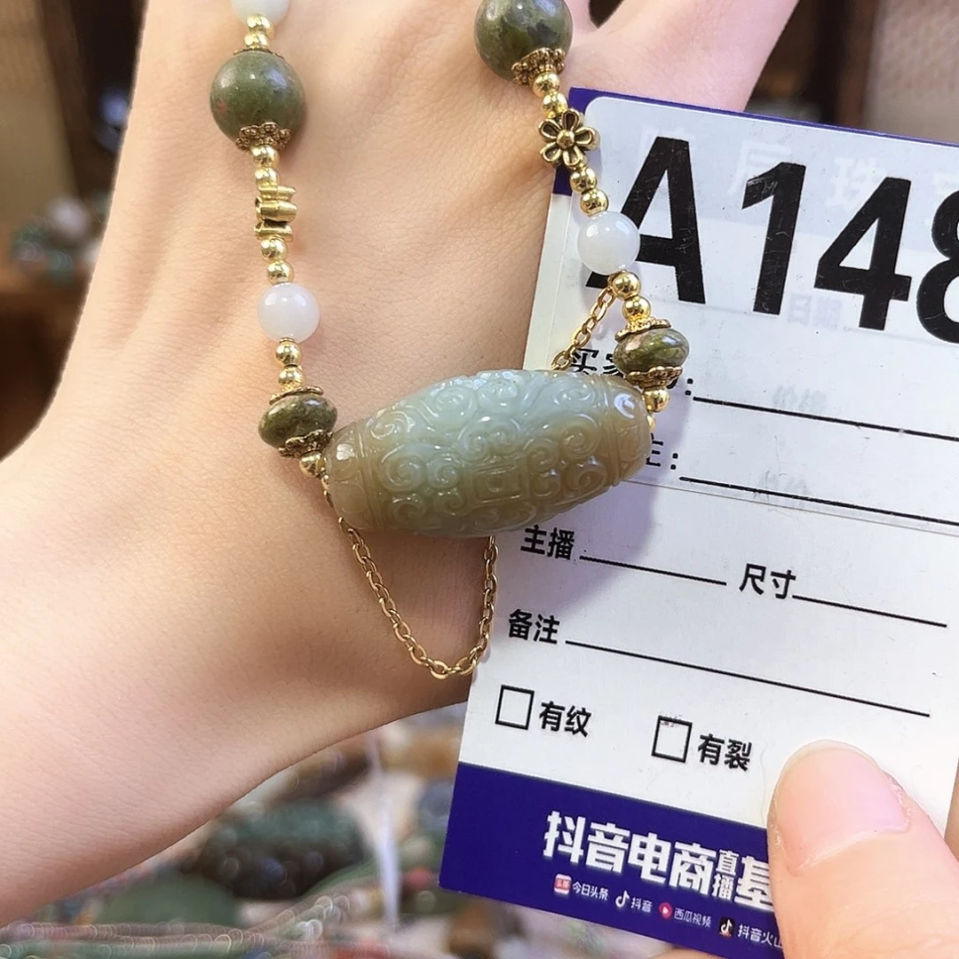 q***y颈饰未镶嵌和田玉