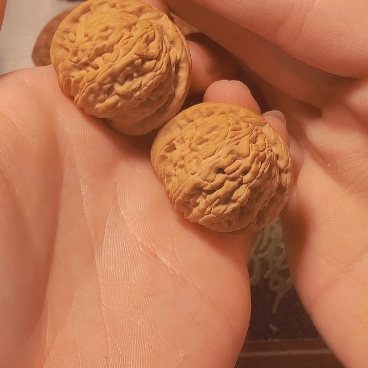 文玩核桃吊坠白狮子