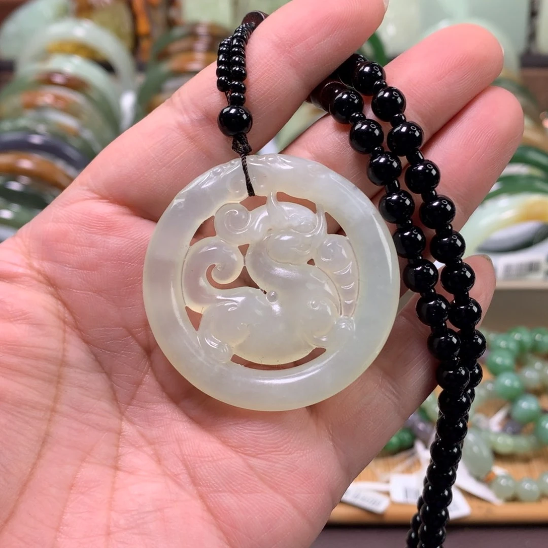 岫玉未镶嵌颈饰吊坠