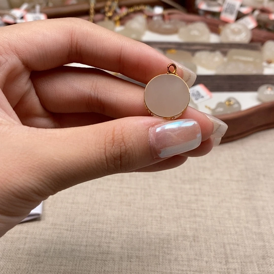 颈饰18K金镶嵌和田玉圆牌