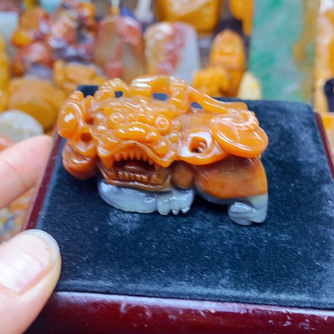 石英质玉（黄龙玉）未镶嵌颈饰