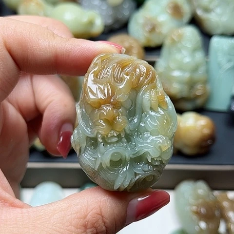和田玉未镶嵌颈饰朝**阳