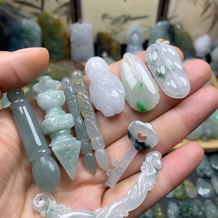 翡翠未镶嵌颈饰吊坠一个