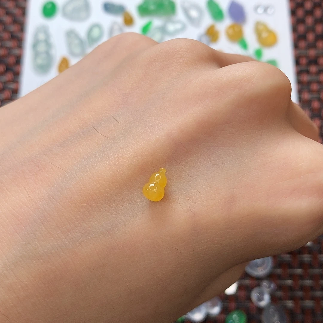 এ****颈饰未镶嵌翡翠立体黄葫芦