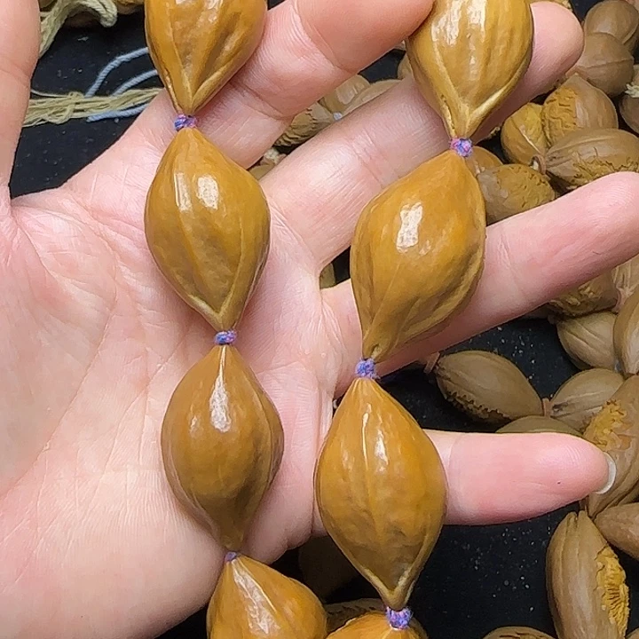 ꧁***꧂橄榄核雕刻手串美女