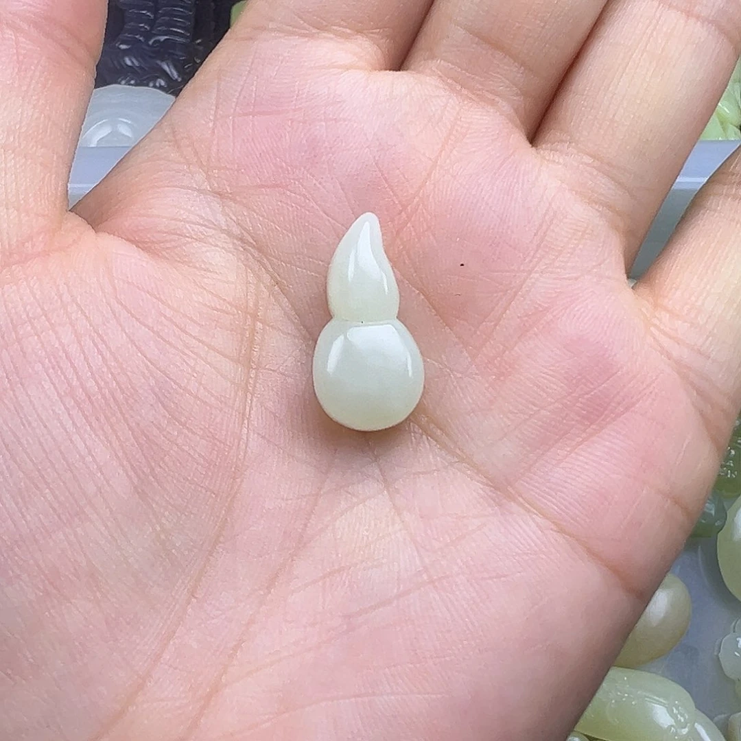 和田玉未镶嵌吊坠(赠链)