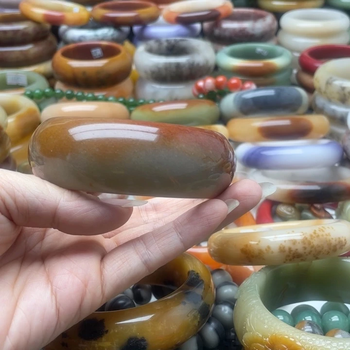 石英岩玉手镯未镶嵌阳****姐