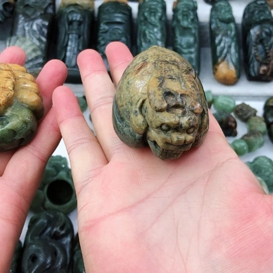 未镶嵌岫岩河磨玉（透闪石质玉）把件