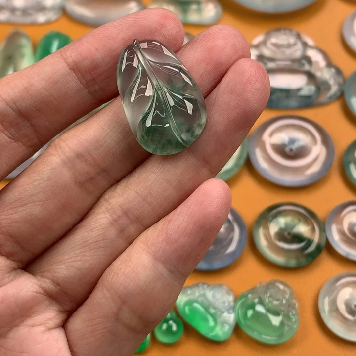 翡翠未镶嵌颈饰…