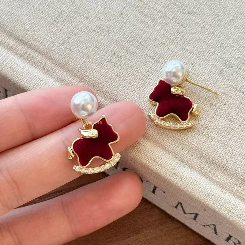 铜合金耳饰 红色丝绒小马珠珠耳环女2026新款独特漂亮耳钉气质