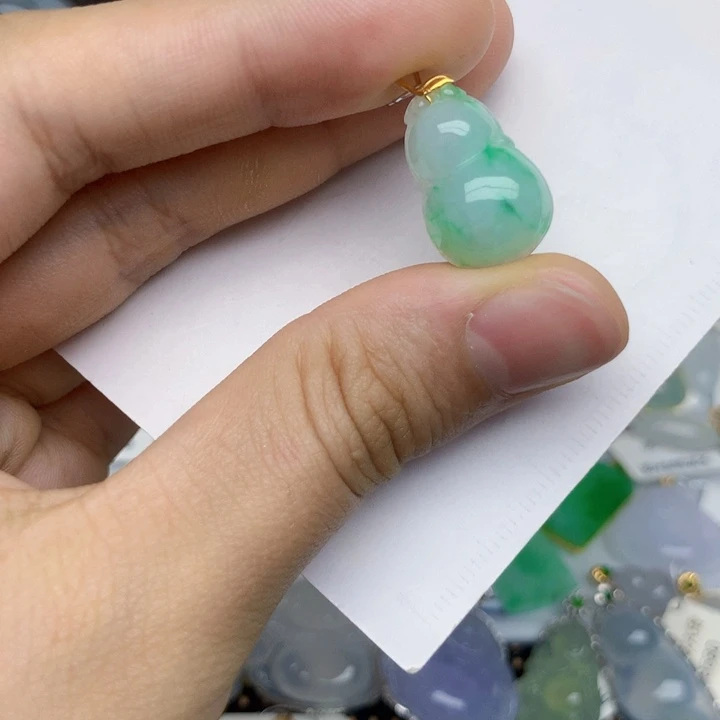 翡翠18K金镶嵌颈饰葫芦