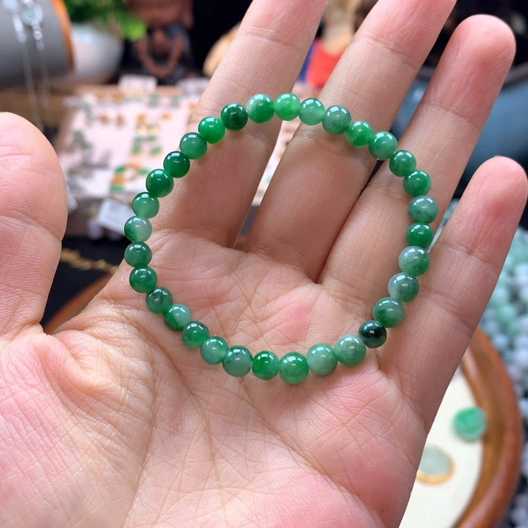 颈饰未镶嵌翡翠刘*。11