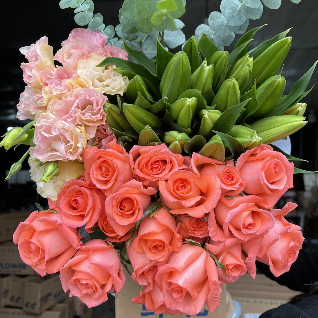 粉玫瑰10枝+百合5花苞+洋结梗1扎+配草1扎