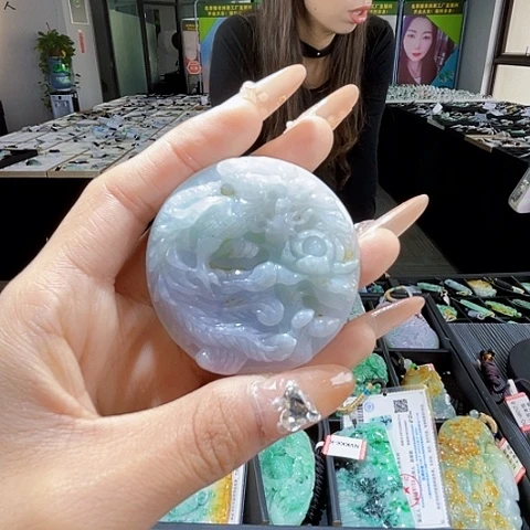 翡翠未镶嵌颈饰一个