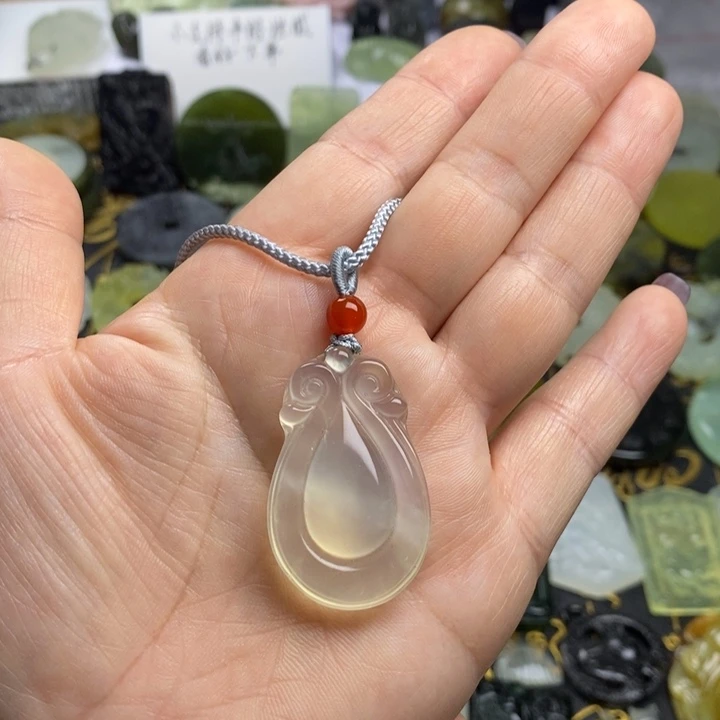 蛇纹石玉颈饰合金