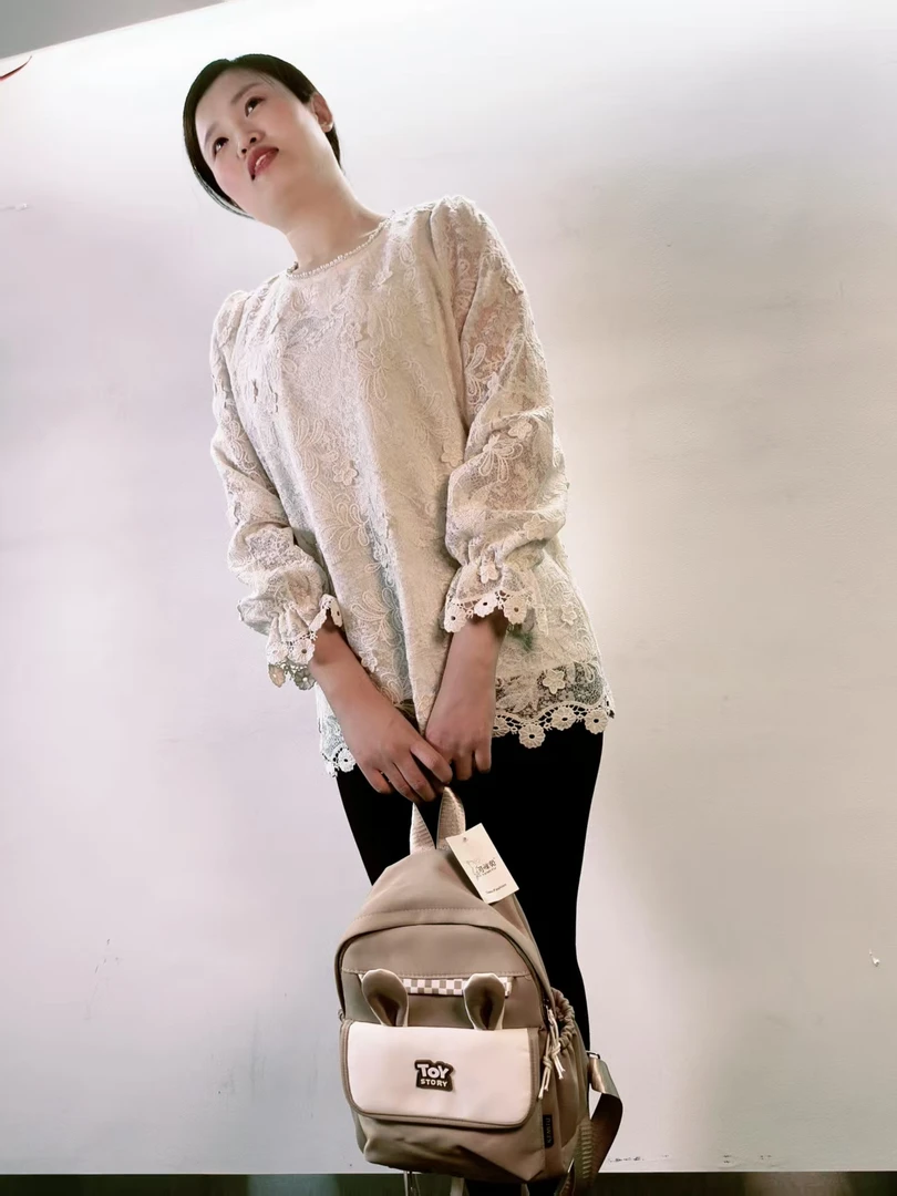 A19 珠珠圆脸蕾丝衫