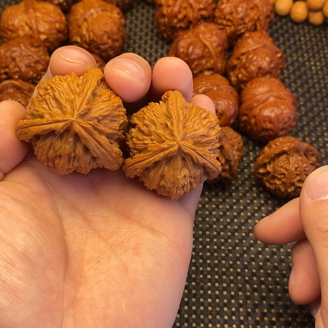 M***u吊坠桃核拼接三棱炸炸炸炸炸