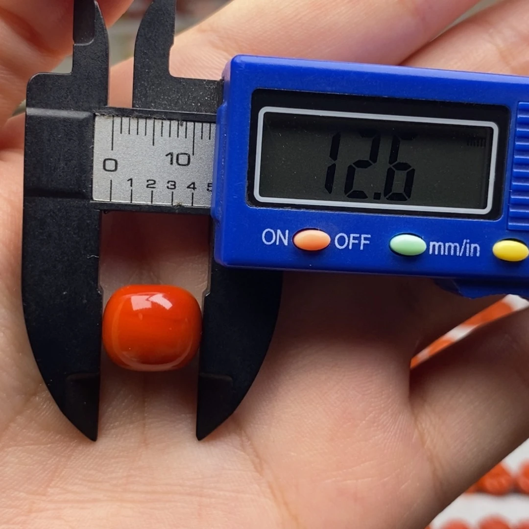 南红玛瑙配饰未镶嵌昵***置微瑕带黑纹孔道