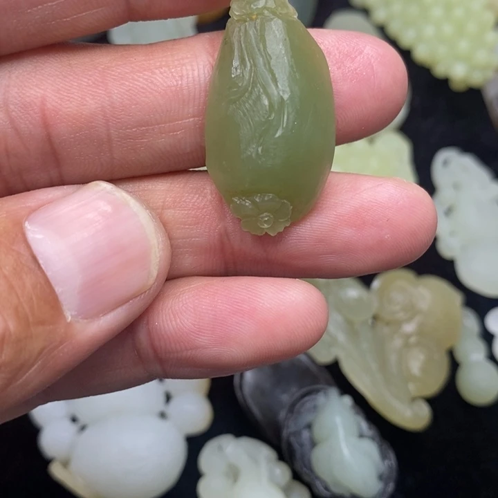 和田玉未镶嵌吊坠(赠链)