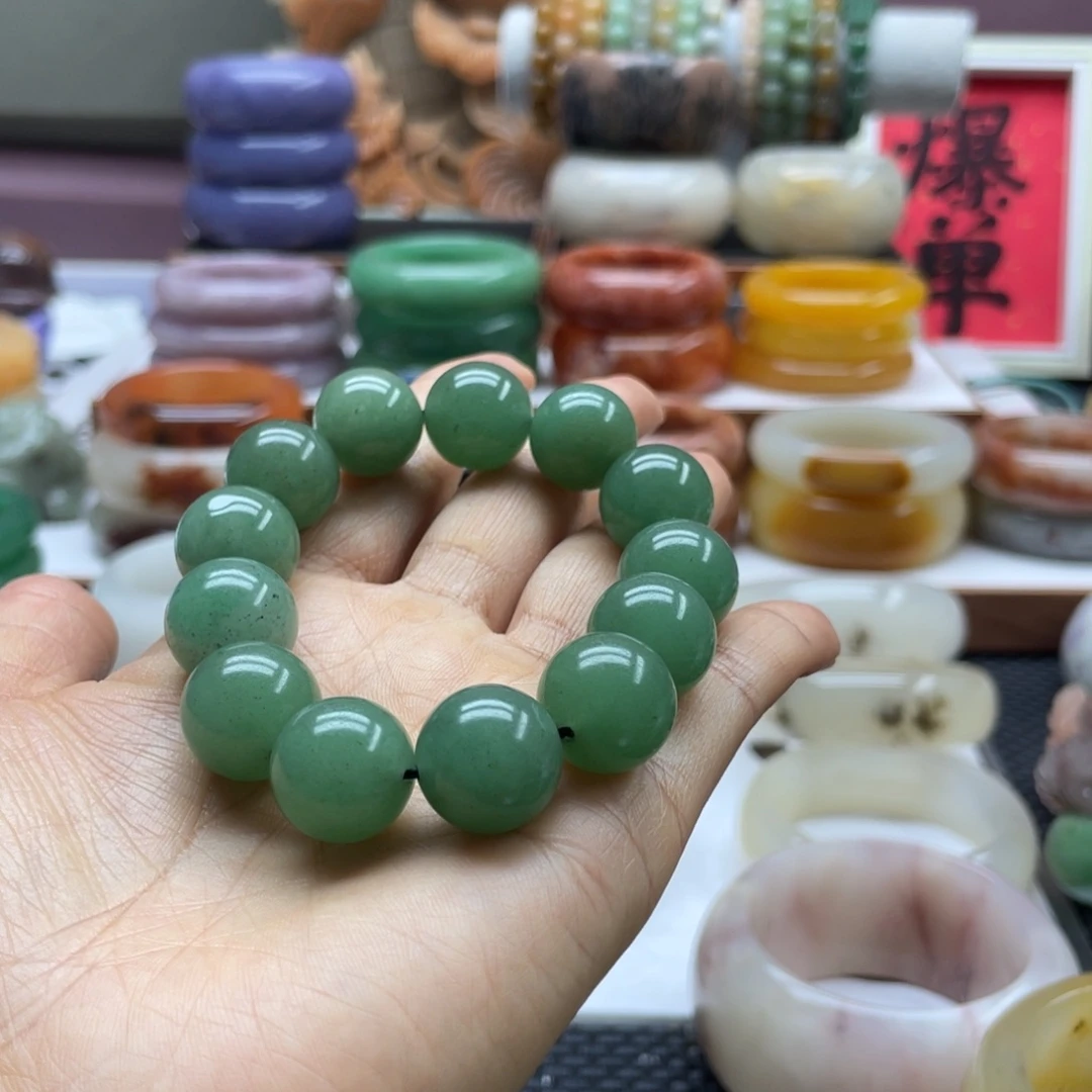 马***成石英岩玉未镶嵌手镯