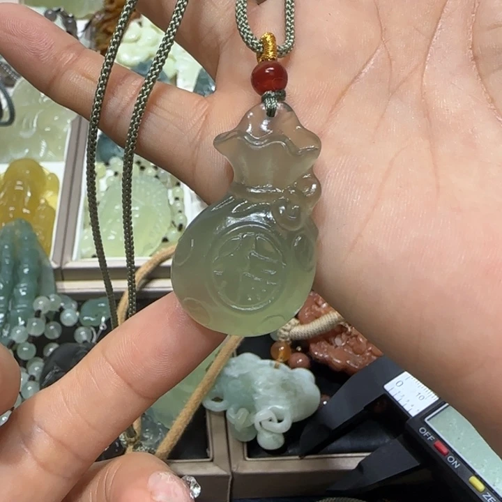 蛇纹石玉未镶嵌吊坠